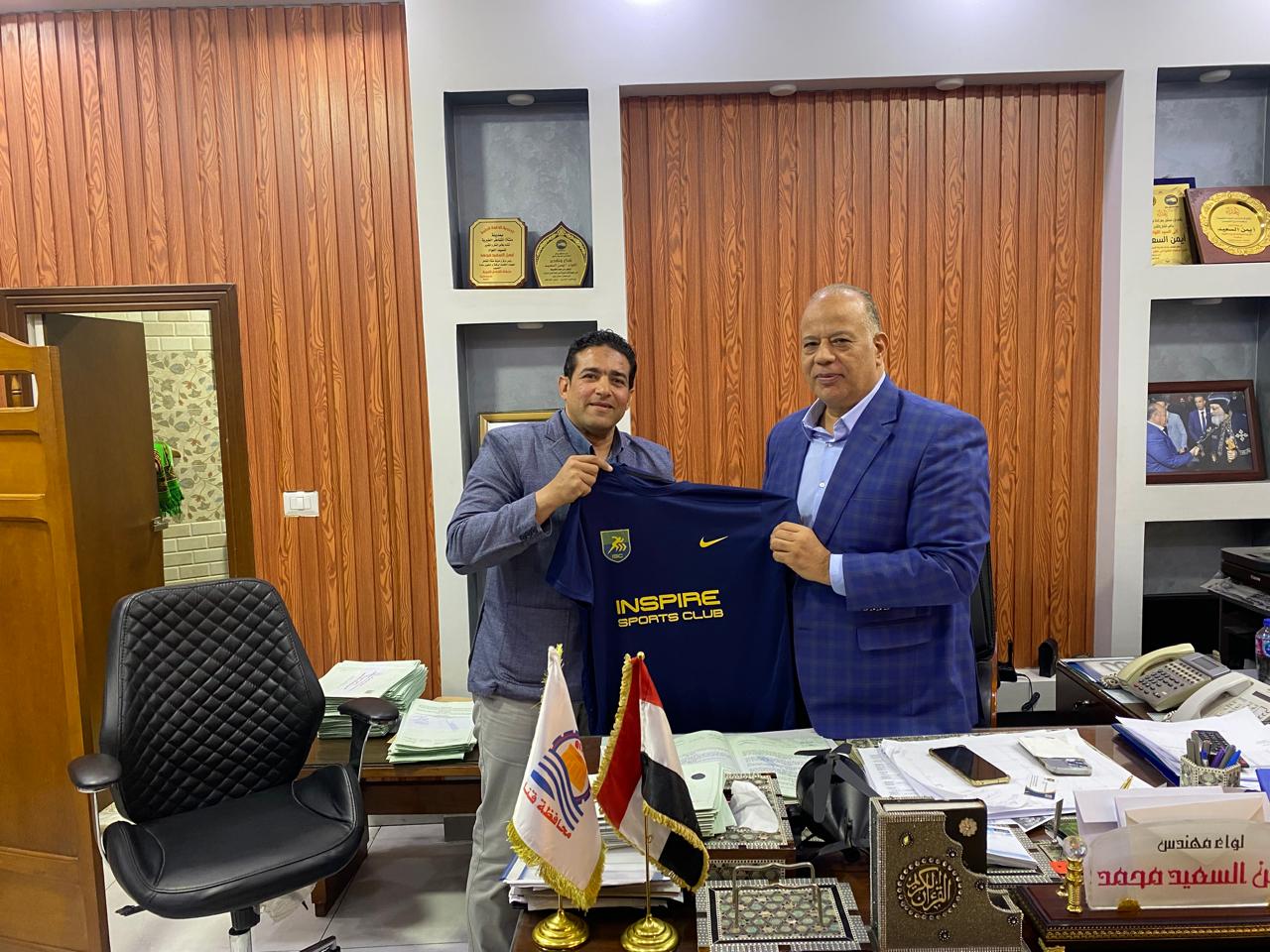  السكرتير العام لمحافظة قنا يهنئ الرئيس التنفيذي لنادي انسباير سبورت دكتور محمود الجمل بنجاح البطولة 
