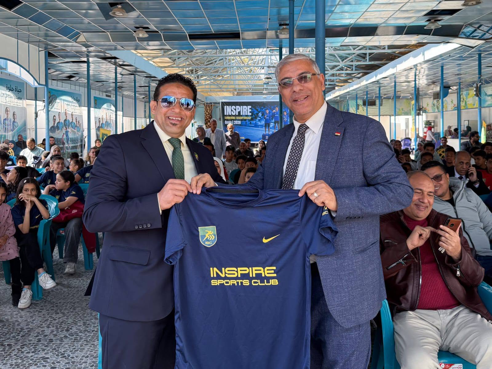الرئيس التنفيذي لنادي انسباير سبورت بمحافظة قنا يهدي وكيل وزارة التربية والتعليم بقنا طارق سعد الدين تي شيرت النادي